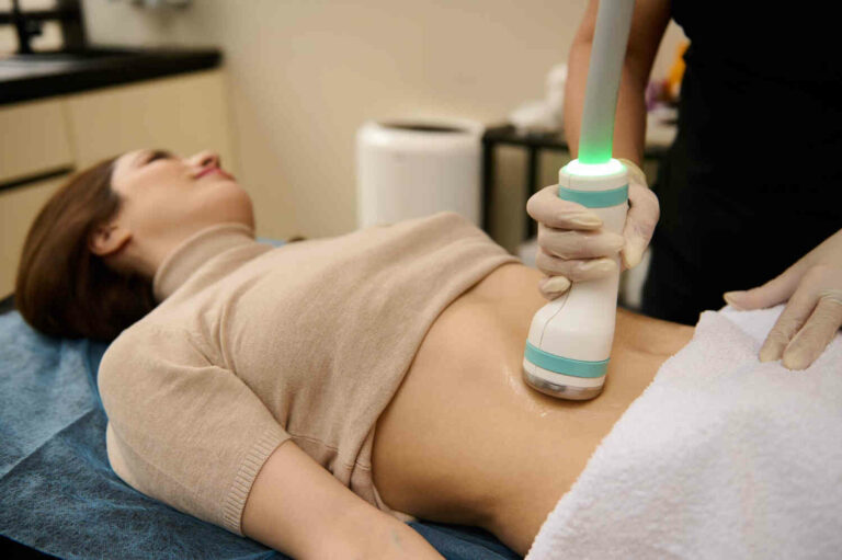 Kobieta w trakcie badania USG jamy brzusznej